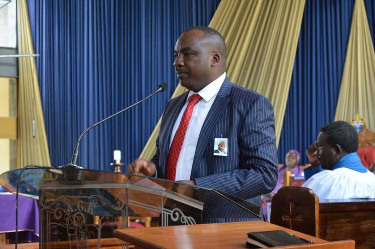 john maina kairu adressing the members of the public