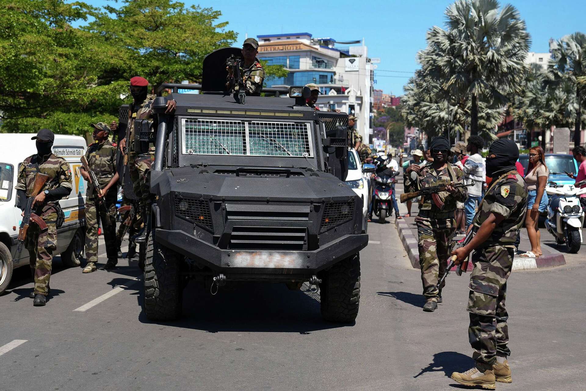 madagascar soldiers helping protestors