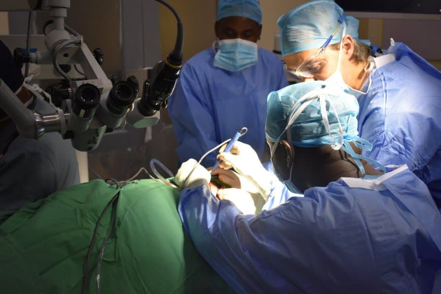 knh surgeons performing a surgeon